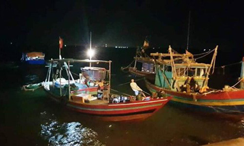 Tàu cá của ngư dân đưa thi thể nạn nhân lên bờ.