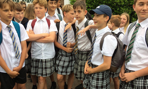Ngôi trường tại Anh này cấm nam sinh mặc short nhưng có quyền được mặc váy.