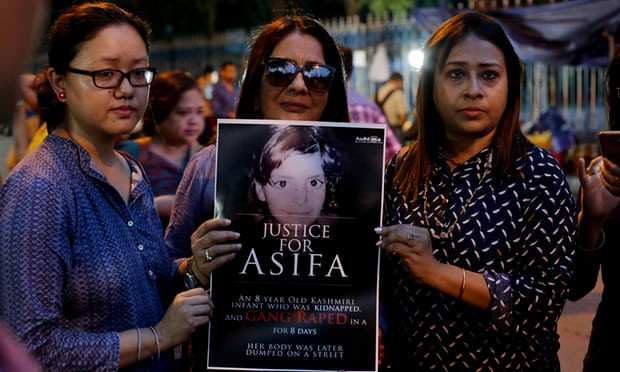 Cuộc biểu tình nạn hiếp dâm và tưởng nhớ Asifa Bano - cô bé 8 tuổi bị hiếp dâm và hạ sát tại Kathua. Ảnh: EPA.