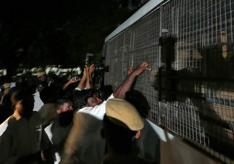 Đám đông biểu tình trước chiếc xe chở các nghi phạm trong vụ việc tại tòa nhà tòa án thượng thẩm ở Chennai. Ảnh: Reuters.