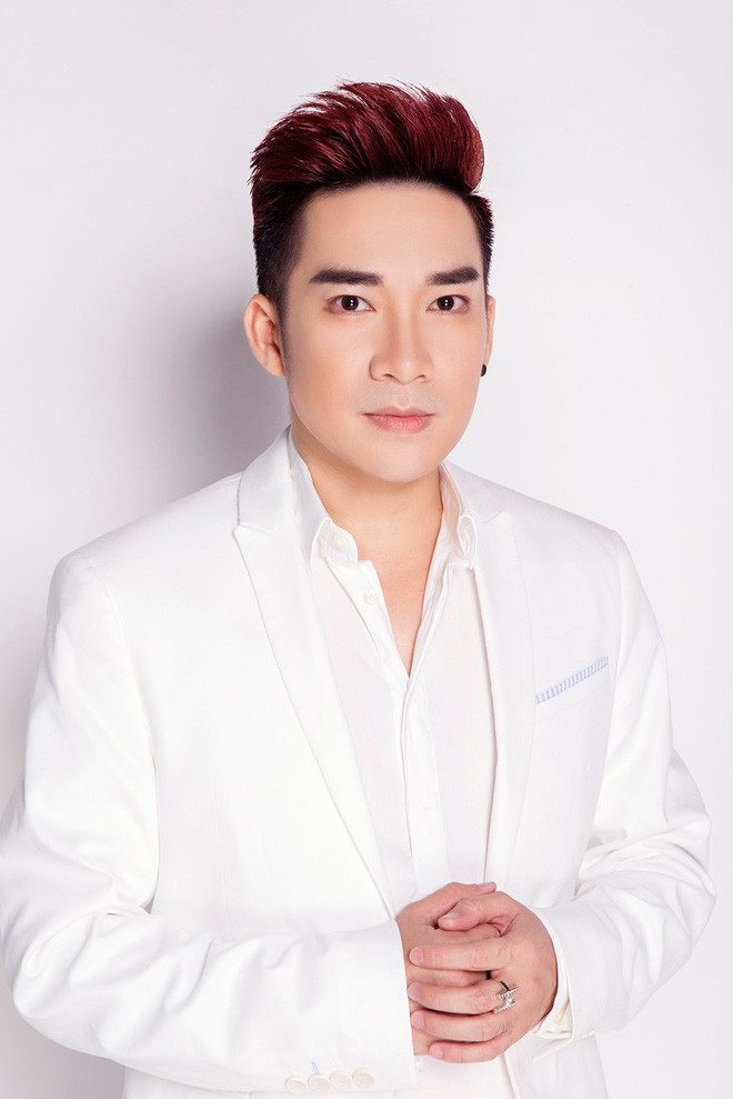 Vốn kín tiếng trong chuyện nhà cửa, tài sản nên Quang Hà rất ít khi khoe ảnh nhà với người hâm mộ. Mới đây, căn biệt thự 16 tỷ của Quang Hà được hé lộ khiến nhiều khán giả phải mắt chữ A mồm chữ O kinh ngạc với độ sang chảnh của nó. Không gian bên trong biệt thự hoành tráng cũng được ca sĩ hé lộ qua bức ảnh chụp. Phòng ngủ rộng lớn, đồ nội thất chủ yếu mang màu trắng – nâu sang trọng tạo cảm giác thoải mái.