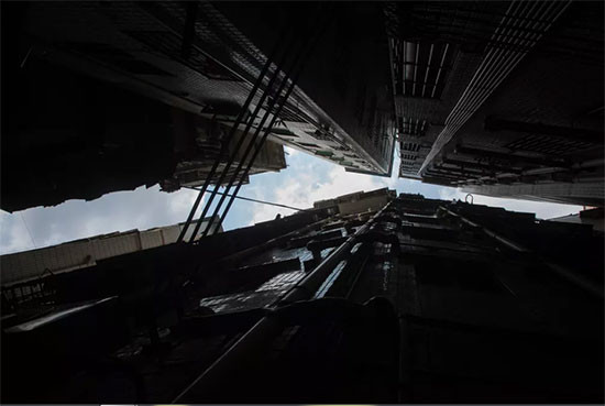 Một bầu trời chật hẹp nhìn từ con hẻm hẹp của Gangxia - ngôi làng đô thị hóa cuối cùng trong khu trung tâm thương mại của TP.