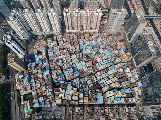 Vào những năm 1980, dân số của Thâm Quyến chỉ khoảng 30.000 người, tuy nhiên sau quá trình phát triển, những ngôi làng nhỏ của TP đã bị các tòa nhà cao tầng nuốt chửng. Ngày nay, những ''làng đô thị hóa'' như thế này đang cung cấp nhà ở giá rẻ cho gần một nửa dân số TP - 12 triệu người.