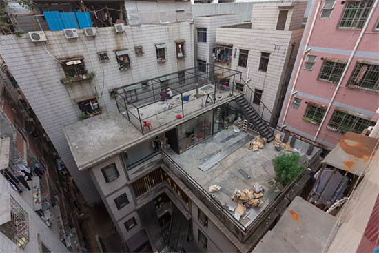 Ủy ban bảo vệ thiên nhiên TP đã đề xuất thực thi một dự án mang tên ''Núi đô thị'' (Urban Mountains) tại Gangxia. Ảnh là một mái nhà trước khi được cải tạo thành một khu vườn thể theo dự án.