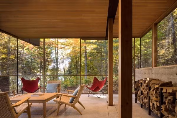  The Bear Stand nằm cách Toronto 3 giờ lái xe, trên một khu rừng xa xôi dọc theo bờ hồ Contau. Ngôi nhà với diện tích 318 mét vuông được xây dựng như một nơi trú ẩn dành cho những người chạy trốn khỏi cuộc sống đầy ngột ngạt tất bật hiện đại.