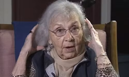 Cu ba 88 tuoi thu nhan mot dieu khien 