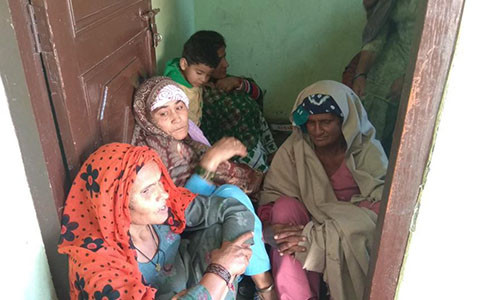 Dhanno Devi (đội khăn đỏ), bà nội của 3 đứa trẻ mong muốn tòa án đưa ra mức án cao nhất cho con trai mình.