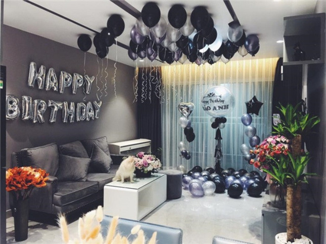 Từ không gian chính có thể ngắm cảnh đẹp thoáng đáng và bình yên của thành phố.