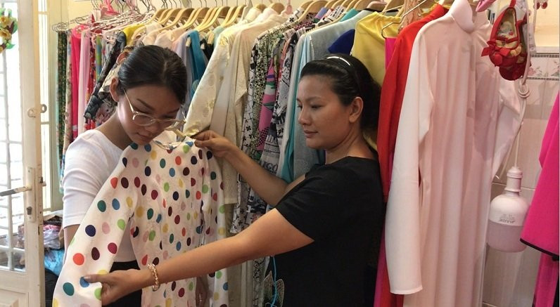 "Dù nhận được rất nhiều lời mời từ các stylist, nhưng tôi vẫn muốn mặc những trang phục do mẹ may vì đó là sở thích của mẹ. Hơn nữa khi mặc những bộ trang phục đó cũng là một sự thể hiện niềm yêu thương, trân trọng đến mẹ của mình" - Thanh Tú thổ lộ.