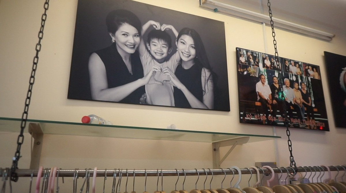 Không gian chung tầng 1 vừa là nơi bày bán quần áo, may vá và cũng là nơi 4 mẹ con quây quần hàng ngày. Căn phòng dù nhỏ nhưng được nữ diễn viên tận dụng triệt mọi khoảng trống. Ảnh kỷ niệm được treo khắp nơi.