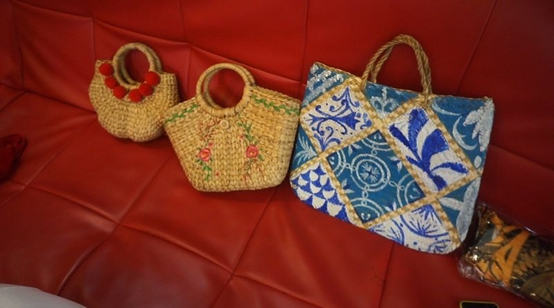 Những tác phẩm Thanh Tú thiết kế được bày bán tại tiệm. Nữ diễn viên chia sẻ có thể ngồi hàng giờ để vẽ nhưng không đủ kiên nhẫn để ngồi may hoàn thiện một sản phẩm.