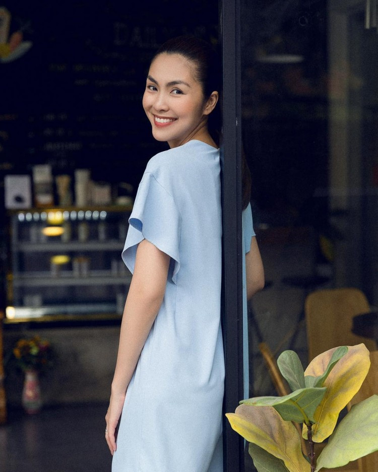 Tăng Thanh Hà từng khiến bao người ngưỡng mộ bởi lá thư “đòi hôn” độc nhất vô nhị của chồng khi vợ giận dỗi như sau: “Tôi viết đơn này để xin giải quyết một vấn đề vô cùng bức bách là được hôn vợ tôi càng nhiều càng tốt, càng lâu càng tốt”.