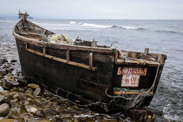 Tàu cá Triều Tiên trôi dạt vào bờ biển Nga.