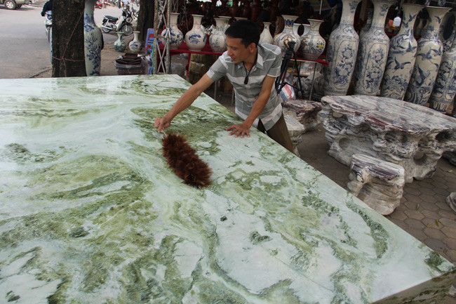 Phiến ngọc có những hoa văn và góc cạnh đẹp, nổi 3D mềm mại và nước ngọc trong xanh. Mang phiến đá đi trưng bày, anh N.Việt phải vận chuyển bằng cách thuê xe cẩu 25 tấn với chi phí gần 150 triệu.