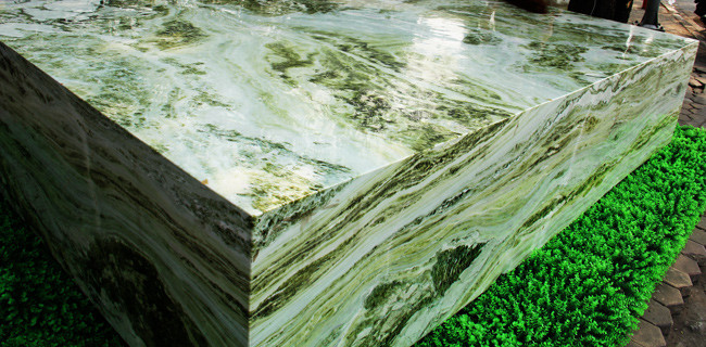 Anh N.Việt định giá tác phẩm này 2,6 tỷ đồng. Được biết, phiến ngọc nằm trên núi đá ở Suối Giàng (Văn Chấn, Yên Bái) đường đi vào rất khó khăn, mất gần 10 km đi bộ với dốc đèo. Việc khai thác được phiến ngọc, anh N.Việt phải thuê rất nhiều nhân lực và mất nhiều ngày liền để vận chuyển về xưởng.