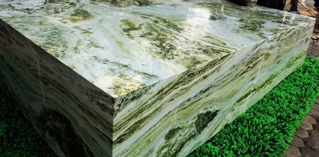 Anh N.Việt định giá tác phẩm này 2,6 tỷ đồng. Được biết, phiến ngọc nằm trên núi đá ở Suối Giàng (Văn Chấn, Yên Bái) đường đi vào rất khó khăn, mất gần 10 km đi bộ với dốc đèo. Việc khai thác được phiến ngọc, anh N.Việt phải thuê rất nhiều nhân lực và mất nhiều ngày liền để vận chuyển về xưởng.