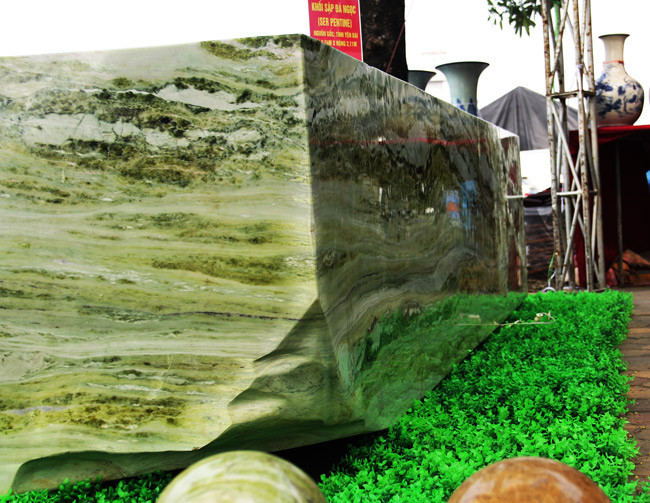 Bề mặt của phiến đá rất mịn. Đường vân đá nổi rõ nét, tinh tế.