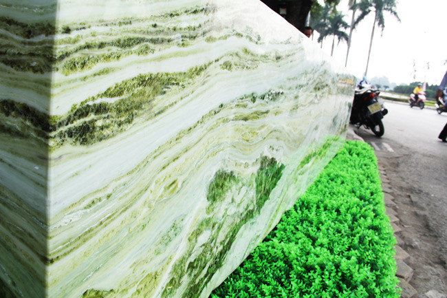 Ngọc Ser pentine được nhiều người ưa chuộng bởi ý nghĩa phong thủy mà nó mang lại. Chúng thường được chế tác thành đồ trang sức, bàn ghế, tỳ hưu, các vi phật, bồ tát… biểu tượng cho sự may mắn, an lành và sung túc.