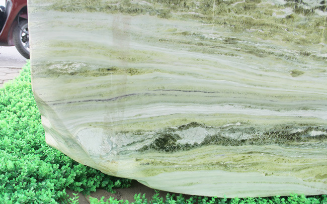 Tác phẩm được đánh giá là một trong những khối ngọc tự nhiên có kích thước lớn, đường vân đẹp hiếm có ở Việt Nam. Theo ghi nhận của PV phiến ngọc nặng 16 tấn, dài 3,24m, rộng 2,1m và dày khoảng 0,6m.