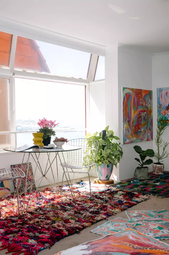 2. Đặt bàn ăn sáng bên cạnh cửa sổ Nếu bạn đang sở hữu cho mình một cửa sổ hướng đông thì có lẽ lựa chọn biến cửa sổ thành nơi ăn sáng là một gợi ý không tồi. Những tia nắng buổi sớm rất có lợi cho cơ thể, và còn gì tuyệt hơn để bắt đầu một ngày mới bằng việc ngồi ăn sáng bên cửa sổ cùng một tách cà phê nóng hổi hay một bản nhạc yêu thích. Thói quen tốt luôn giúp bạn tạo thêm niềm hứng khởi cho một ngày làm việc bắt đầu.