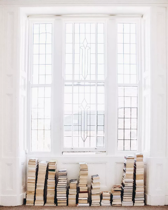 5. Góc nhỏ trong mơ của những người yêu thích đọc sách Đối với những người yêu thích đọc sách thì cửa sổ chính là nơi không thể tuyệt vời hơn. Chỉ cần đơn giản đặt một chiếc ghế bên bệ cửa sổ cùng món đồ uống yêu thích là bạn đã có thể thả hồn phiêu lưu vào thế giới đầy sắc màu của những cuốn sách. Thêm nữa là ngoài một chiếc ghế vừa vặn thì có lẽ bạn cũng nên lắp thêm một chiếc đèn đọc sách phù hợp như gợi ý trong hình để phục vụ cho những ngày trời âm u, thiếu sáng.