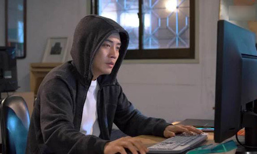 Anh chàng không ngủ được sau khi lần đầu thấy mặt mộc của bạn gái, đành lên mạng cầu cứu.