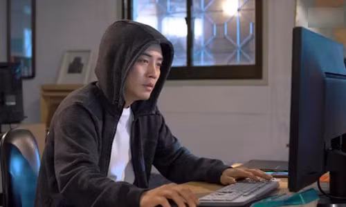 Anh chàng không ngủ được sau khi lần đầu thấy mặt mộc của bạn gái, đành lên mạng cầu cứu.