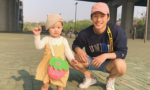 Do khoc do cuoi dan em kem 2 giap di choi gap 