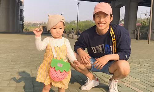 Do khoc do cuoi dan em kem 2 giap di choi gap 