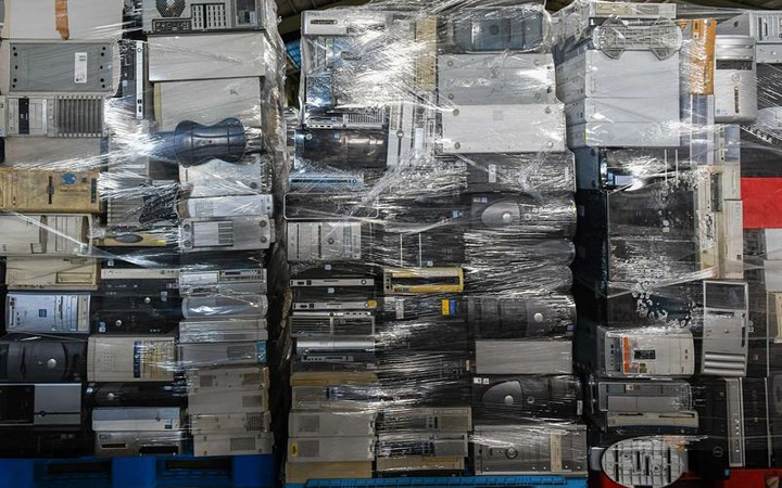 Đồ cũ được dọn dẹp cứ chất đống ngày càng nhiều.