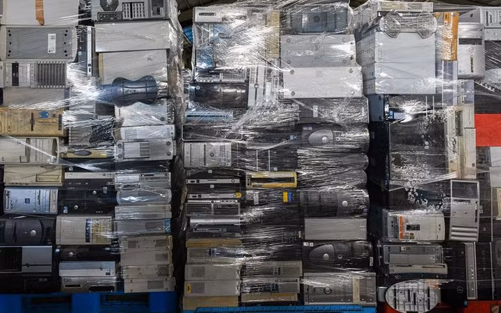 Đồ cũ được dọn dẹp cứ chất đống ngày càng nhiều.