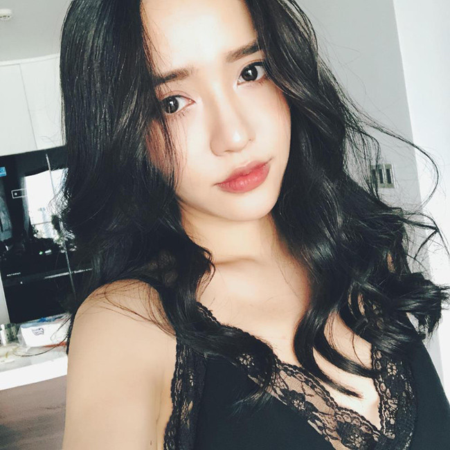 Thời gian gần đây, nữ ca sĩ có xu hướng "nổi loạn" hơn xưa với nhiều hình ảnh sexy. Bích Phương chăm khoe cơ thể hơn trước. Cô diện những chiếc đầm xẻ cao, xẻ sâu, để lộ vòng một và đôi chân thon dài.