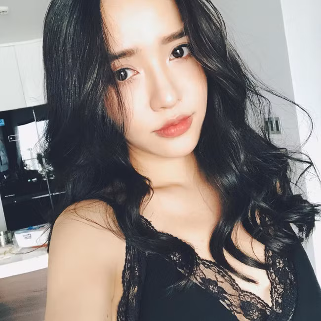 Thời gian gần đây, nữ ca sĩ có xu hướng "nổi loạn" hơn xưa với nhiều hình ảnh sexy. Bích Phương chăm khoe cơ thể hơn trước. Cô diện những chiếc đầm xẻ cao, xẻ sâu, để lộ vòng một và đôi chân thon dài.