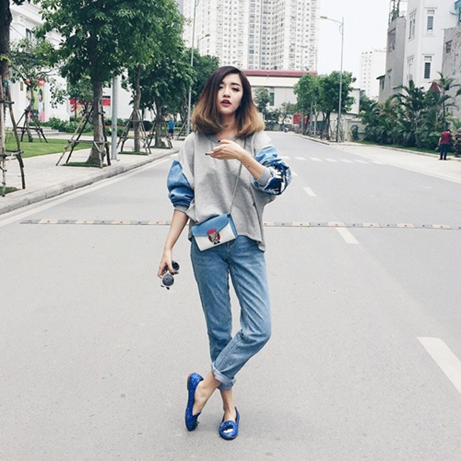 Tuy là một trong những ca sĩ chuộng đồ bình dân nhưng đôi lúc Bích Phương vẫn cho thấy những món đồ hiệu cô dùng như giày của Chiara Ferragni và túi Tribal Mask từ thương hiệu Louis Vuitton.