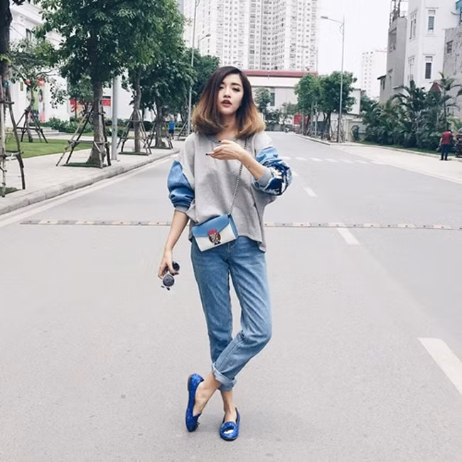 Tuy là một trong những ca sĩ chuộng đồ bình dân nhưng đôi lúc Bích Phương vẫn cho thấy những món đồ hiệu cô dùng như giày của Chiara Ferragni và túi Tribal Mask từ thương hiệu Louis Vuitton.