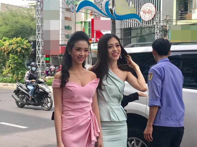 Tuy nhiên mới đây, khi gặp và chụp lén hình ảnh của Phương Nga ngoài đời, nhiều cư dân mạng cho rằng nhan sắc của Á hậu 1 kém sắc so với trước.