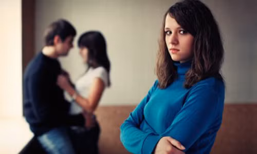 Bang hoang phat hien chong ngoai tinh qua cuoc dien thoai nua dem