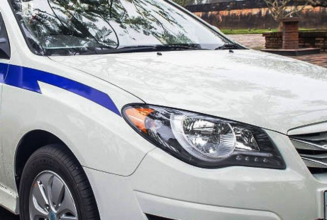 Để có tiền đánh bạc, Kỳ mang cả xe taxi của hãng mà mình lái thuê để kiếm sống đi cầm cố