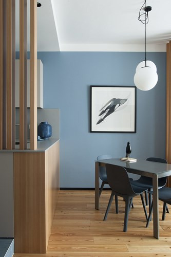 Bộ bàn ghế ăn đặt lệch mang lại hiệu ứng độc đáo đồng thời tạo hướng di chuyển thuận lợi cho các thành viên trong gia đình.