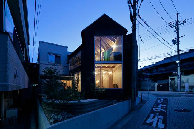 Kết hợp công trình kiến trúc với không gian thành thị thay vì giới hạn tầm nhìn của cặp đôi ở trong nhà.