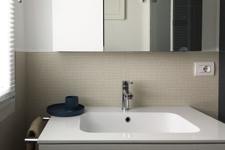 Tủ âm tường tiếp tục xuất hiện trong nhà tắm dùng để lưu trữ dụng cụ vệ sinh hàng ngày.