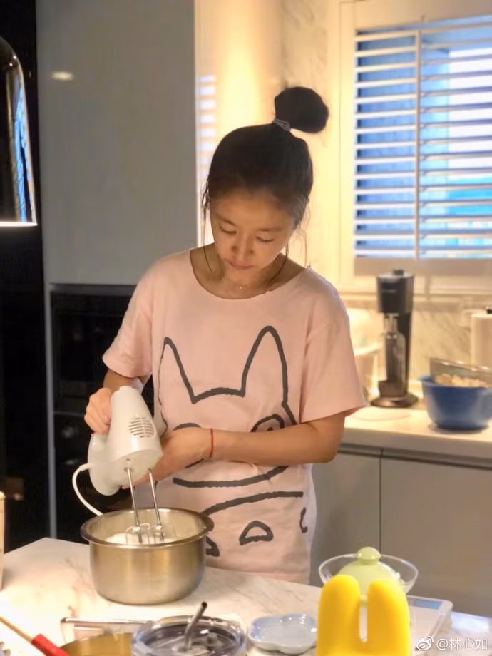 Mới đây, Lâm Tâm Như đã chia sẻ những hình ảnh tự tay vào bếp nướng bánh cho con gái. Nữ diễn viên chia sẻ sự hạnh phúc với đam mê nấu ăn: "Lâu rồi không làm bánh quy, vẫn ngon đến như vậy. Vì sức khỏe của con gái nhỏ, tôi quyết nỗ lực tự làm bánh".