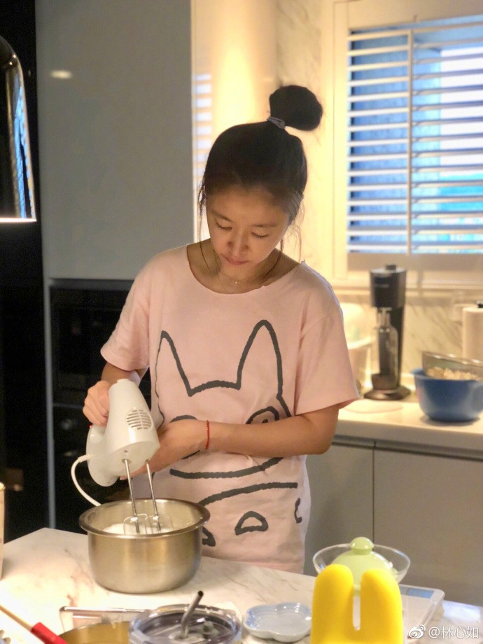 Mới đây, Lâm Tâm Như đã chia sẻ những hình ảnh tự tay vào bếp nướng bánh cho con gái. Nữ diễn viên chia sẻ sự hạnh phúc với đam mê nấu ăn: "Lâu rồi không làm bánh quy, vẫn ngon đến như vậy. Vì sức khỏe của con gái nhỏ, tôi quyết nỗ lực tự làm bánh".