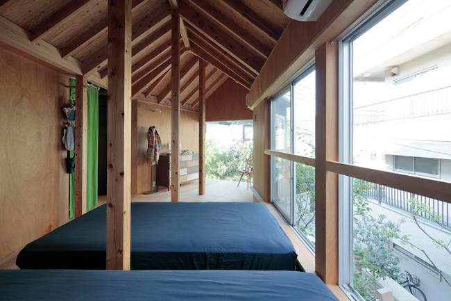 Tầng hầm của căn nhà có một gian bếp lớn, bởi việc nấu nướng và ăn uống là giao điểm trong cuộc sống bận rộn của cặp đôi. Bên cạnh không gian bếp là khu vườn trồng trái cây và lá thuốc. Cặp đôi cũng có thể trồng các nguyên liệu xanh ở nông trường gần đó.