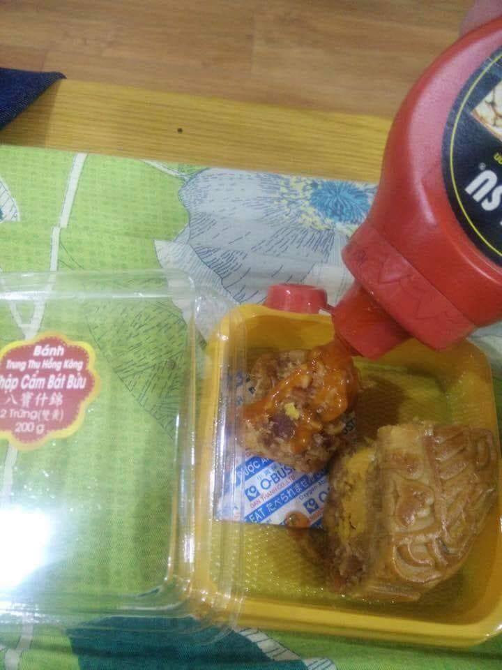 Khi nhà bạn còn miếng bánh trung thu nhưng bạn thấy “nhạt” và muốn chấm thêm cái gì đó.