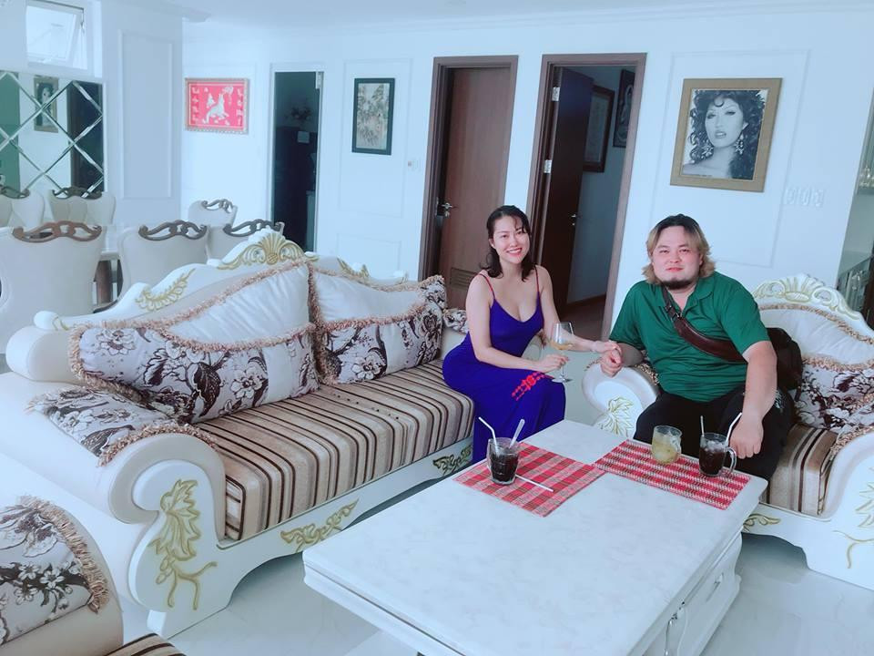 Căn nhà có phòng khách rộng, 3 phòng ngủ được thiết kế tone màu trắng làm chủ đạo - Ảnh: FBNV