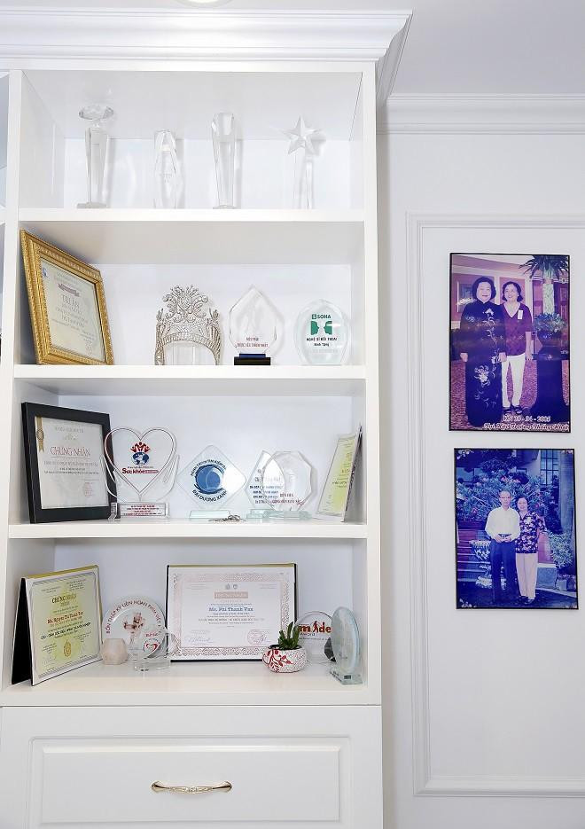 Một góc nhỏ được nữ doanh nhân dành riêng để trưng bày đồ lưu niệm, hình ảnh và những giải thưởng cô đạt được - Ảnh: Internet