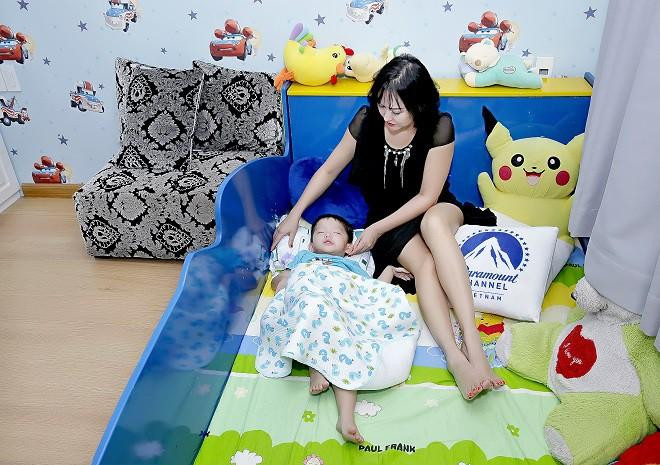 Hiện ngoài công việc kinh doanh, Phi Thanh Vân dành nhiều thời gian chăm sóc con trai - Ảnh: FBNV