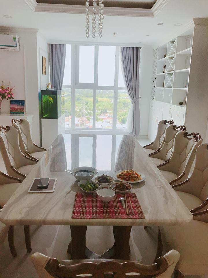 Phòng ăn được thiết kế đơn giản, tinh tế với cửa sổ lớn có thể nhìn quang cảnh bên ngoài - Ảnh: FBNV