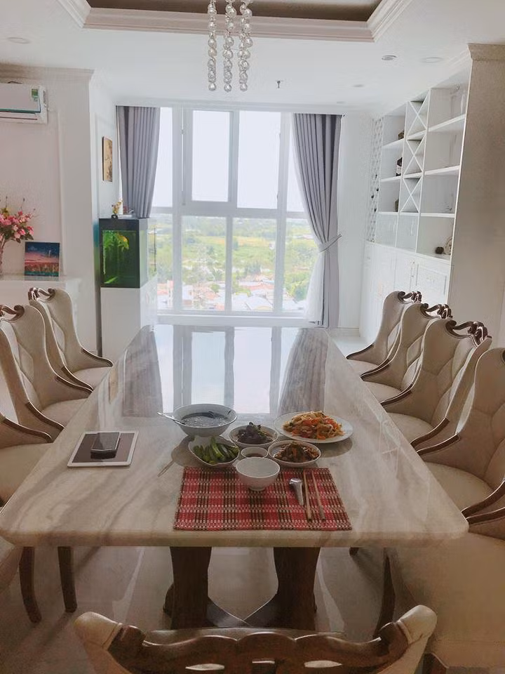 Phòng ăn được thiết kế đơn giản, tinh tế với cửa sổ lớn có thể nhìn quang cảnh bên ngoài - Ảnh: FBNV